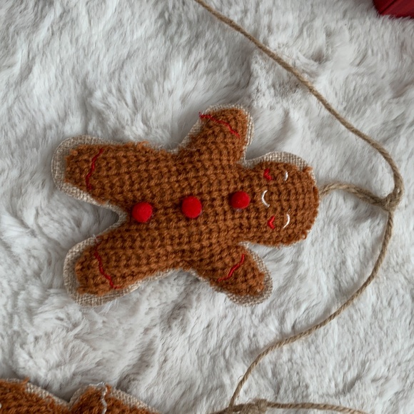 Peppermint Square Gingerbread Man Christmas Garland - Picture 6 of 14